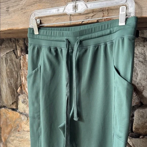 Fabletics Forest Green Pull-up Joggers w/ Side Pockets Women’s Medium - Picture 3 of 10